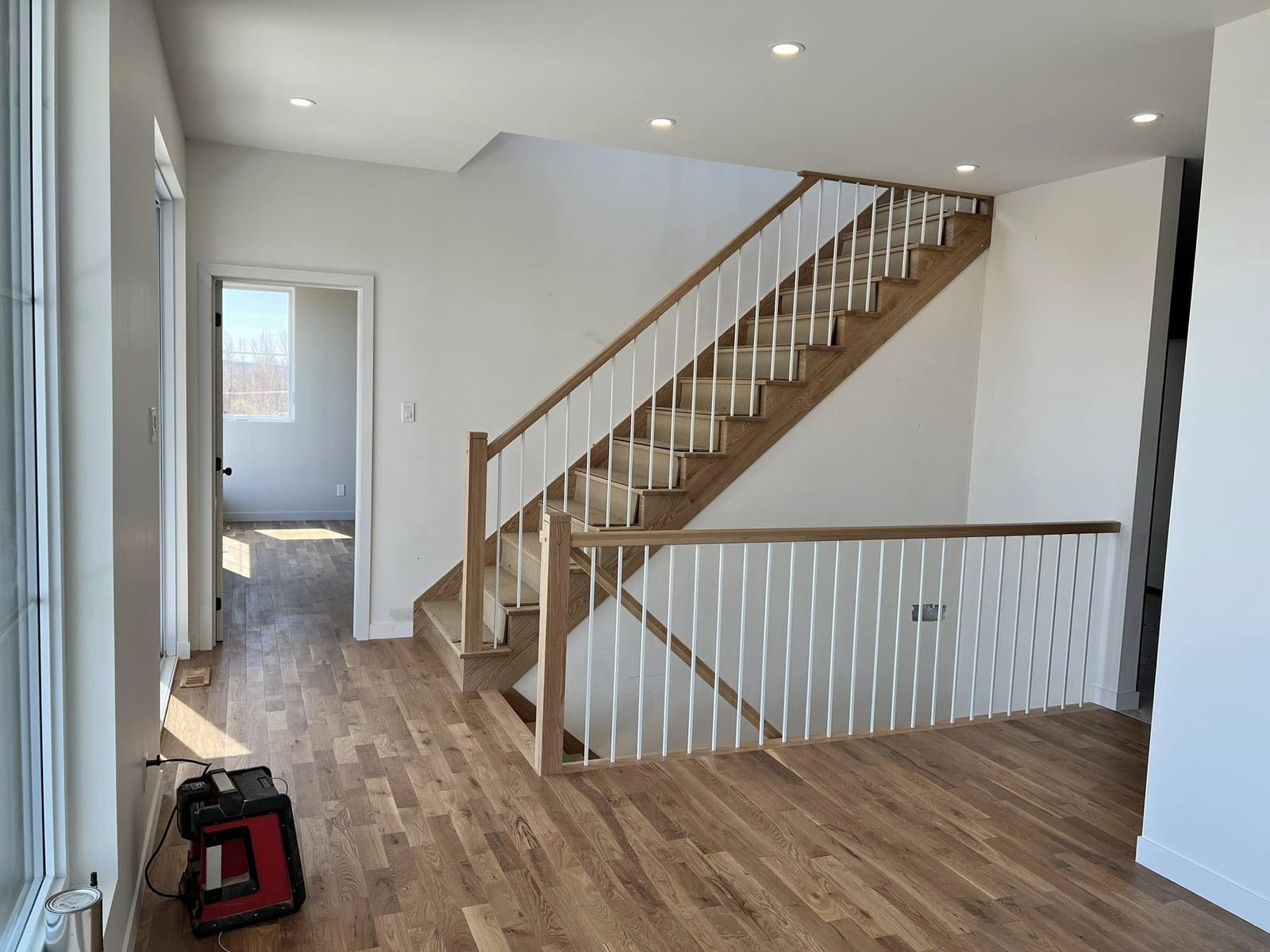 Escalier en bois clair avec garde-corps de palier, fabriqué et installé par Menuiserie ETF