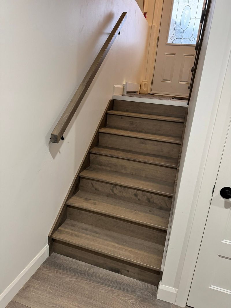 Escalier droit en bois gris avec main courante murale