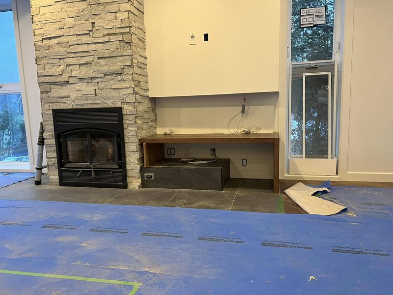 Meuble en bois intégré sous un foyer de pierre