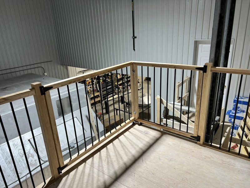 Garde-corps de mezzanine industrielle en bois et barreaux noirs