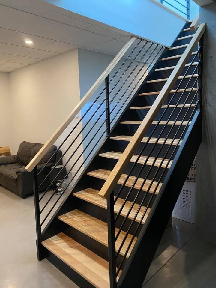 Escalier à limons d'acier noir et marches de bois clair