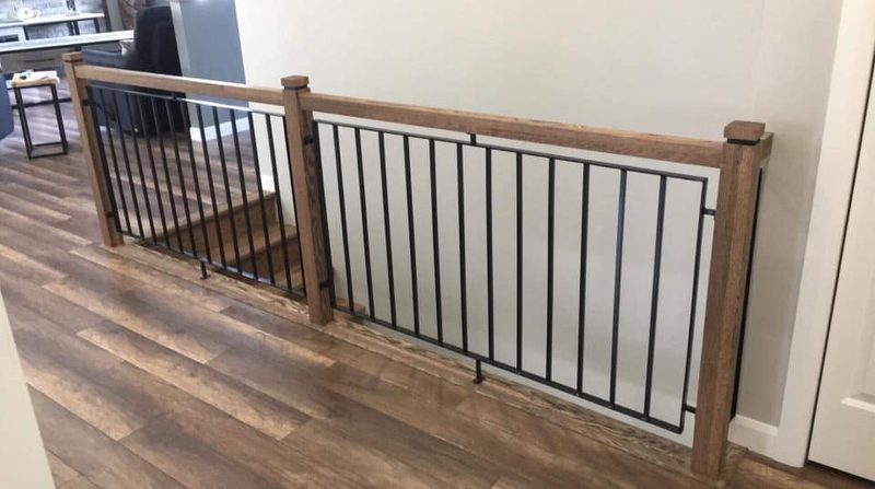 Garde-corps en bois foncé avec panneaux de fer forgé décoratif